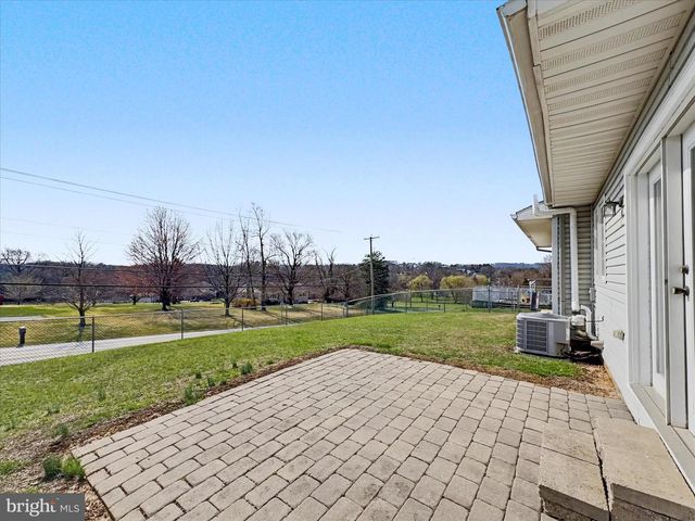 122 OVERVIEW CIR E, Red Lion, PA 17356