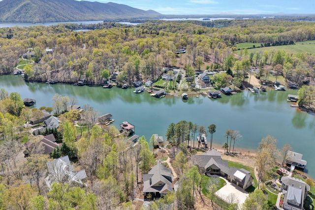 1307 Lakefield DR, Huddleston, VA 24104