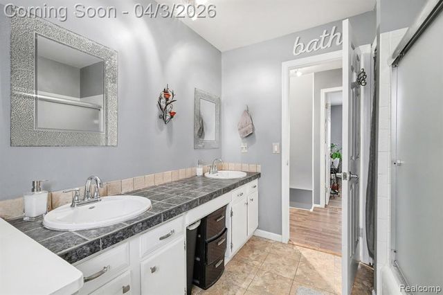 7377 Grandwood Drive, Swartz Creek, MI 48473