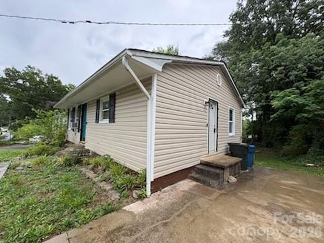 38 8th Avenue Drive SE, Hickory, NC 28602