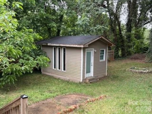 38 8th Avenue Drive SE, Hickory, NC 28602