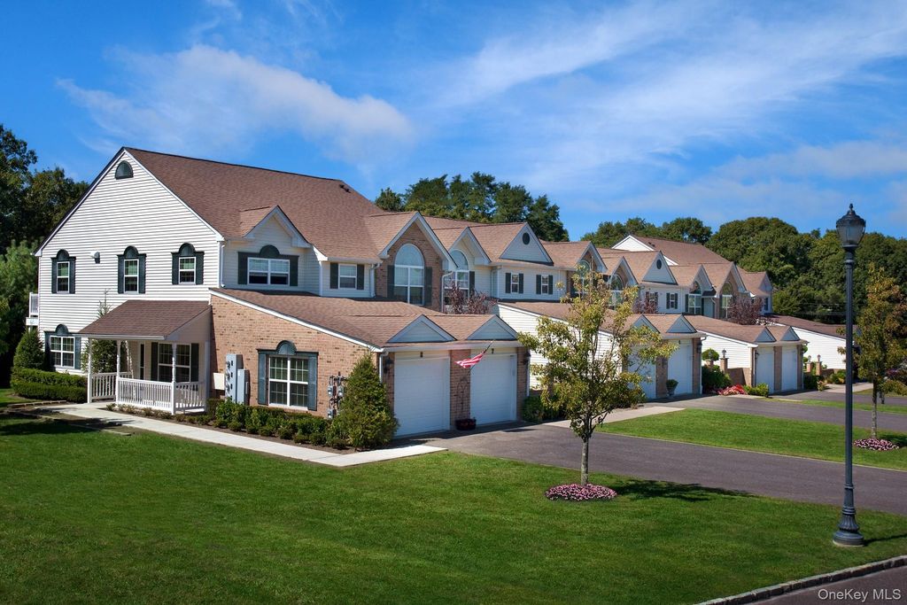 69 Pineview Lane 69, Coram, NY 11727