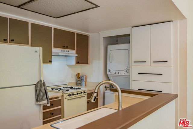7025 Glade Avenue 24, Canoga Park, CA 91303