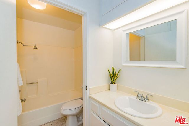 7025 Glade Avenue 24, Canoga Park, CA 91303