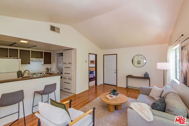7025 Glade Avenue 24, Canoga Park, CA 91303