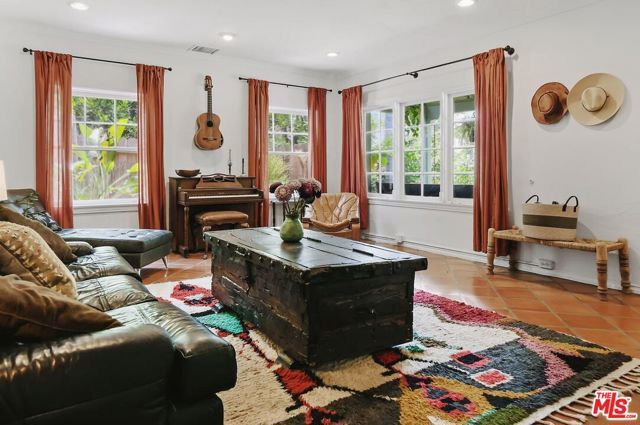 831 E Rio Grande Street, Pasadena, CA 91104