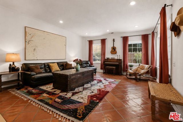831 E Rio Grande Street, Pasadena, CA 91104