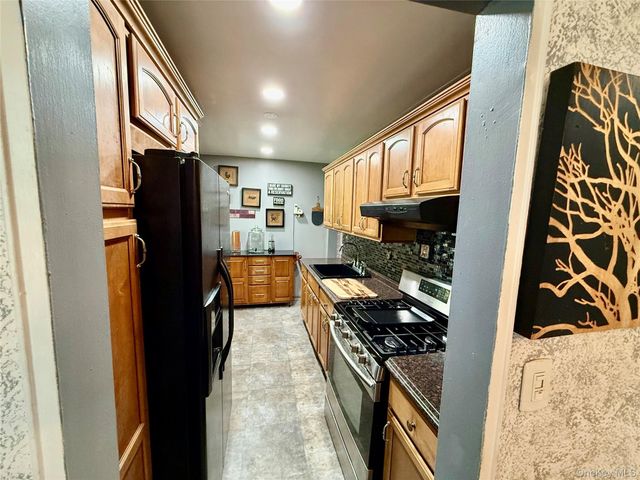 30 South Cole Avenue 2E, Spring Valley, NY 10977