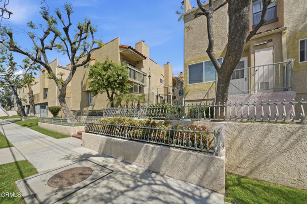 10260 Plainview Avenue 12, Los Angeles, CA 91042