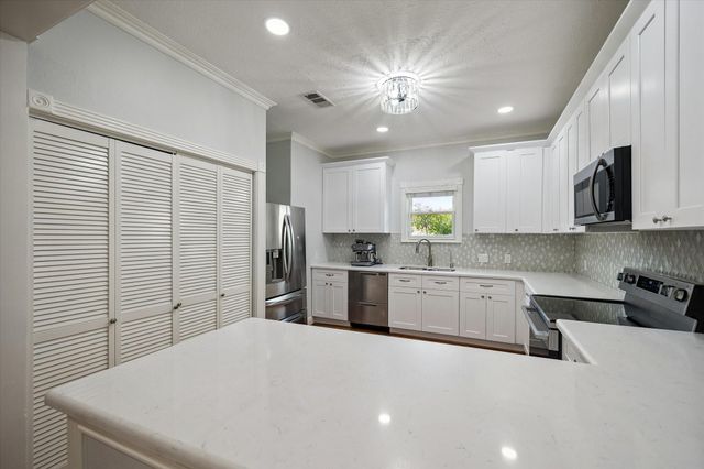 412 W 22nd Street, Houston, TX 77008