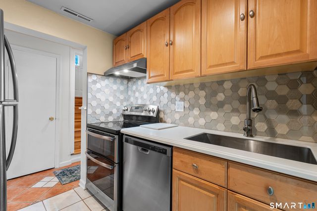 27 Amherst Place, Stamford, CT 06902