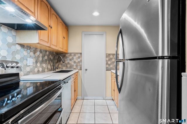 27 Amherst Place, Stamford, CT 06902