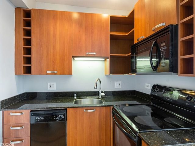732 W Bittersweet Place 806, Chicago, IL 60613