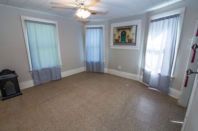 610 State St, Salina, KS 67401