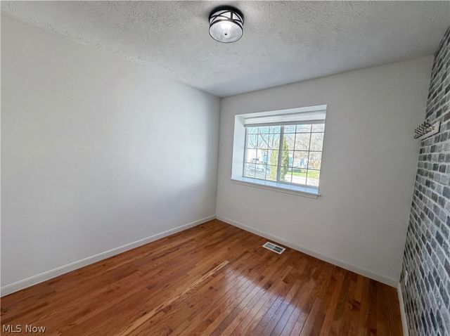 7049 Woodland Avenue, Chagrin Falls, OH 44023