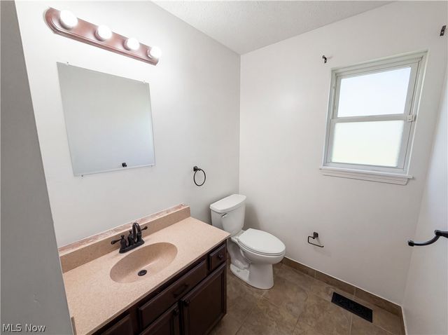 7049 Woodland Avenue, Chagrin Falls, OH 44023