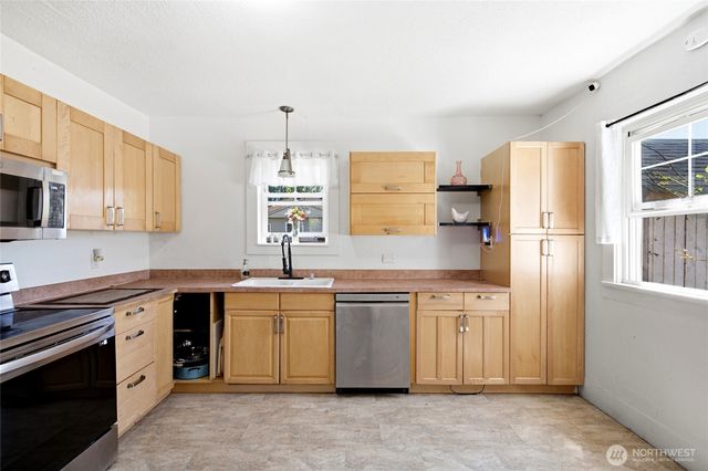 709 Celery Avenue, Algona, WA 98001