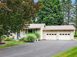 144 Hamden Cir, Parma, NY 14468
