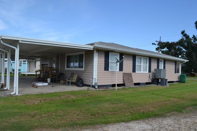 142 Oakridge Dr, Golden Meadow, LA 70357