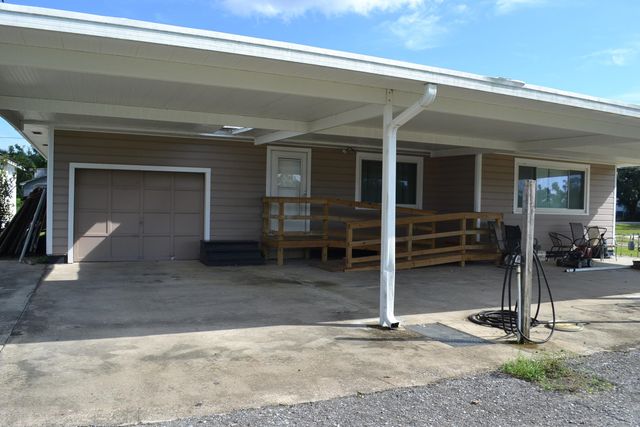 142 Oakridge Dr, Golden Meadow, LA 70357