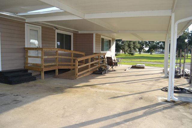 142 Oakridge Dr, Golden Meadow, LA 70357