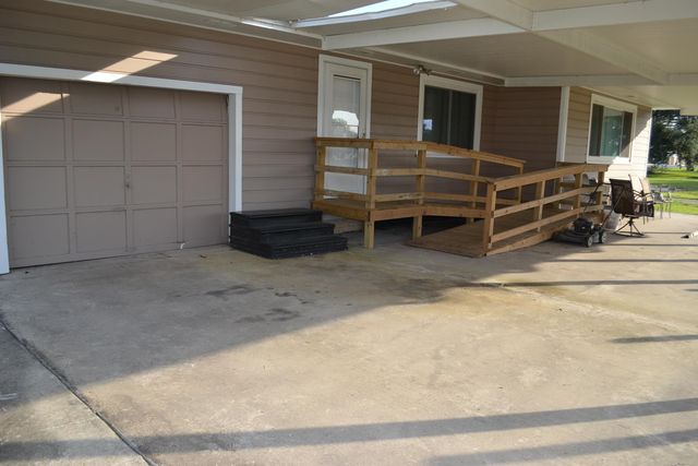 142 Oakridge Dr, Golden Meadow, LA 70357