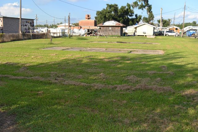 142 Oakridge Dr, Golden Meadow, LA 70357