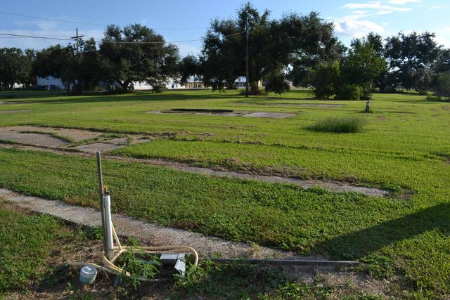 142 Oakridge Dr, Golden Meadow, LA 70357