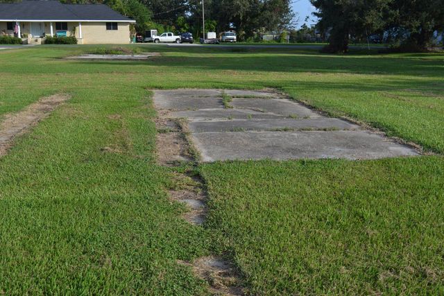 142 Oakridge Dr, Golden Meadow, LA 70357