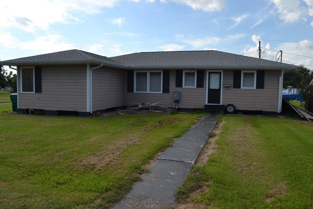 142 Oakridge Dr, Golden Meadow, LA 70357