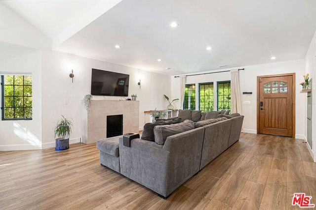 13220 Erwin Street, Van Nuys, CA 91401