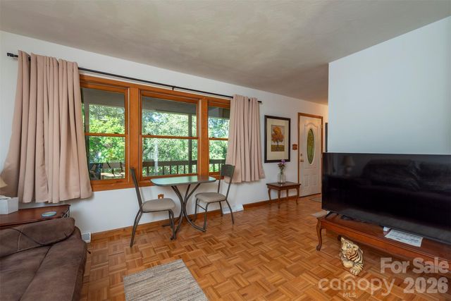 35 Upper Moffitt Road, Asheville, NC 28805
