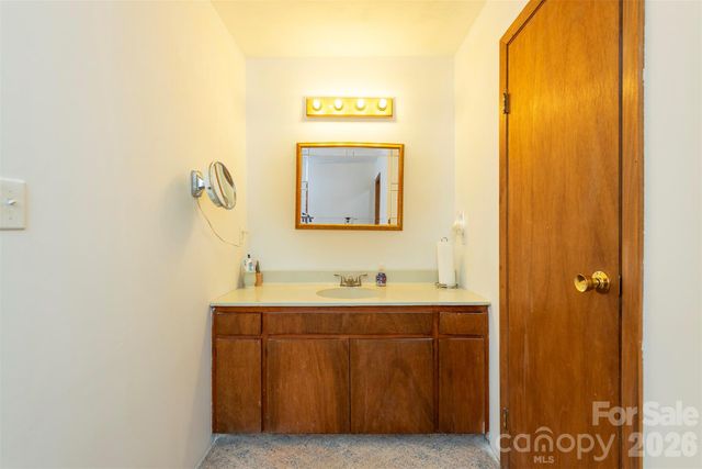 35 Upper Moffitt Road, Asheville, NC 28805