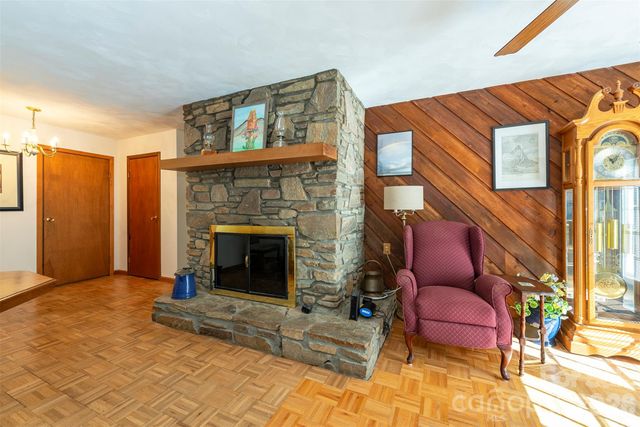 35 Upper Moffitt Road, Asheville, NC 28805