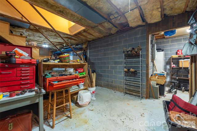 35 Upper Moffitt Road, Asheville, NC 28805