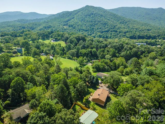 35 Upper Moffitt Road, Asheville, NC 28805