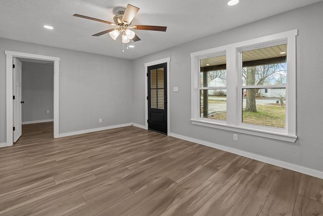 1553 E Nora Street, Springfield, MO 65803