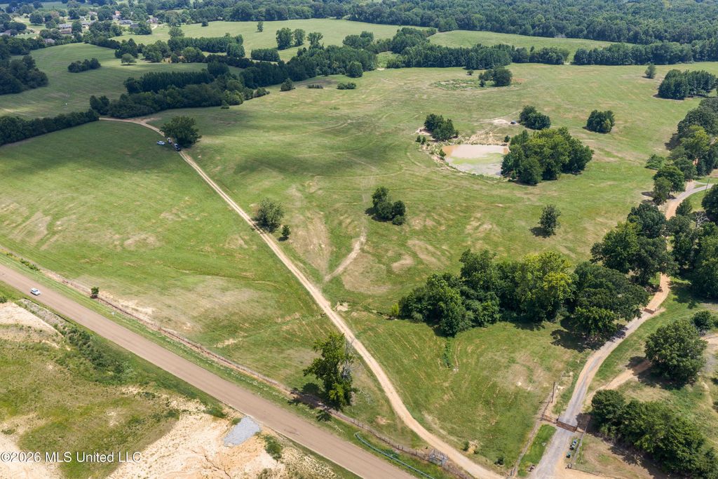 1000 Woolfolk Road, Senatobia, MS 38668 — exterior