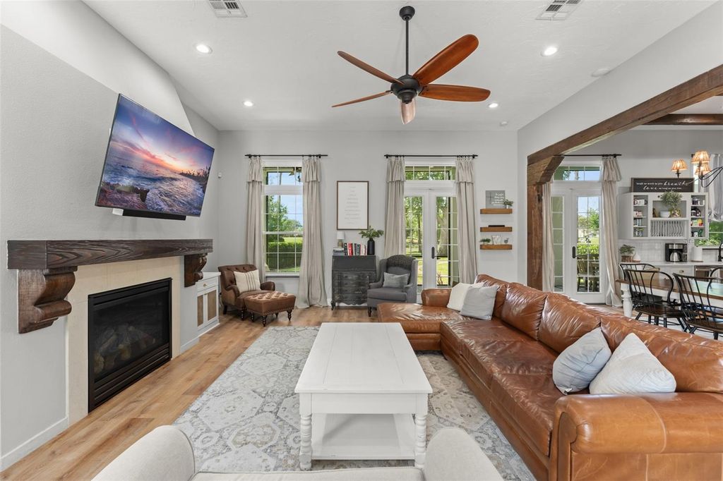 Image 8 of property listing at 9720 COVENT GARDEN DRIVE, Orlando, FL 32827