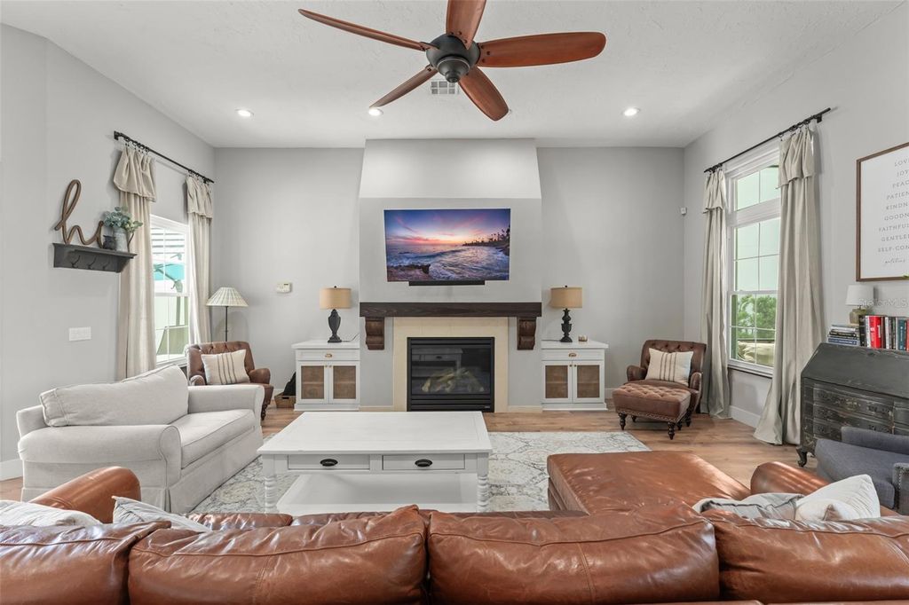 Image 9 of property listing at 9720 COVENT GARDEN DRIVE, Orlando, FL 32827