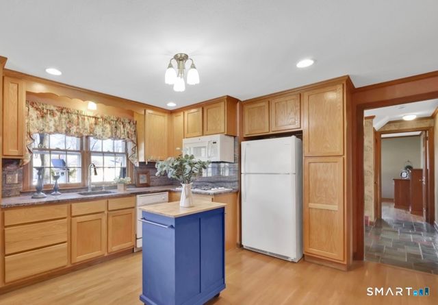 83 Apple Hill, Wethersfield, CT 06109