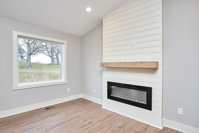 6634 NE 9th Court, Des Moines, IA 50313