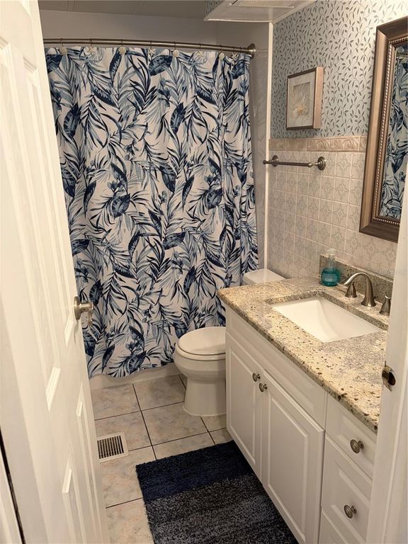 Image 20 of property listing at 10461 PEACEFUL DRIVE, Largo, FL 33773