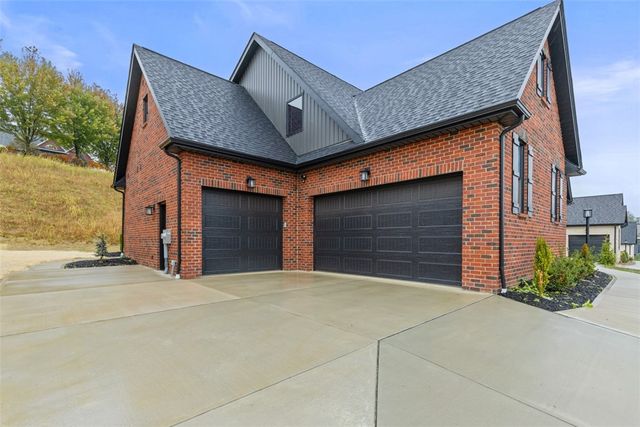 1037 Skyline Dr, Cecil, PA 15317