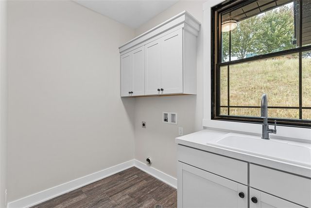 1037 Skyline Dr, Cecil, PA 15317