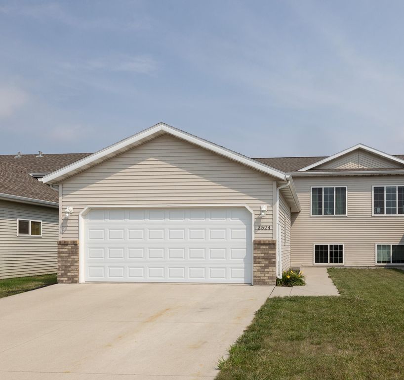 2524 31st Avenue S, Moorhead, MN 56560