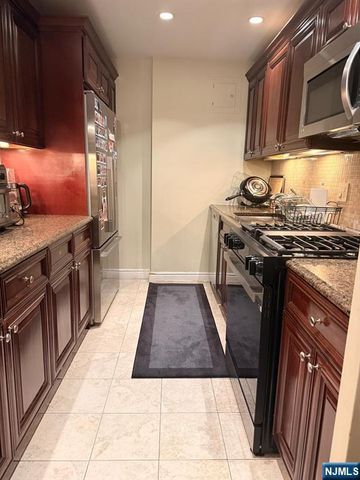 2 Horizon 628, Fort Lee, NJ 07024