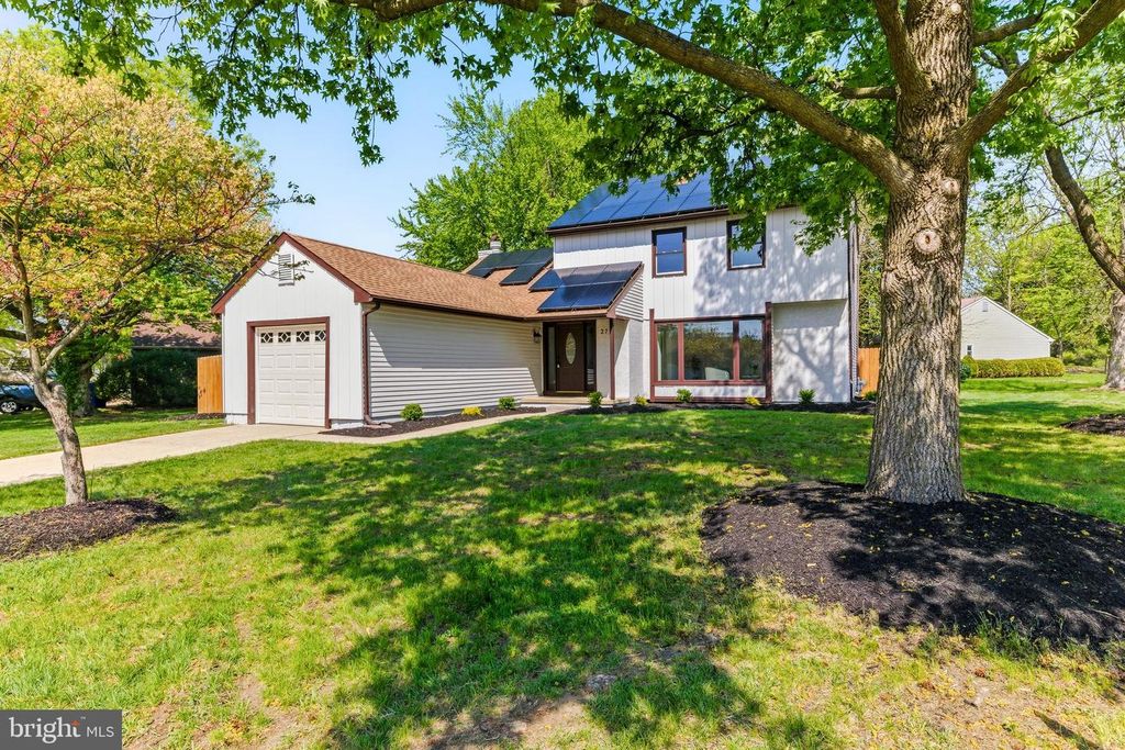 27 GARDENIA DR, Mount Laurel, NJ 08054
