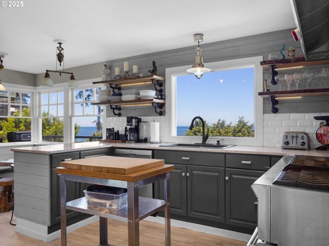 3232 SUNSET Blvd, Seaside, OR 97138