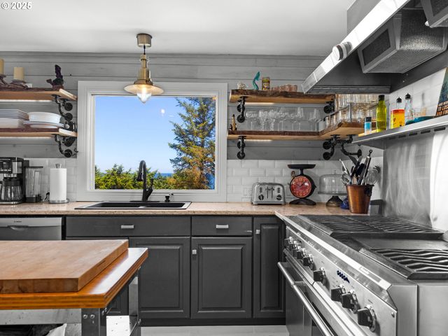 3232 SUNSET Blvd, Seaside, OR 97138